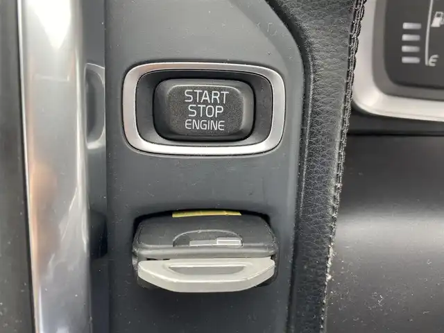 ボルボ ＸＣ６０ T5 Rデザイン 福岡県 2014(平26)年 6.8万km 黒 ・アクティブクルーズコントロール/・純正HDDナビ/USB/AUX/CD/・バックカメラ/・黒革シート/シートヒーター/・社外ETC/・純正20AW/・プッシュスタート/・パーキングアシスト/・スマートキー/・フルフラットシート/・パワーシート/・レーンキープアシスト/・オートライト/・取扱説明書