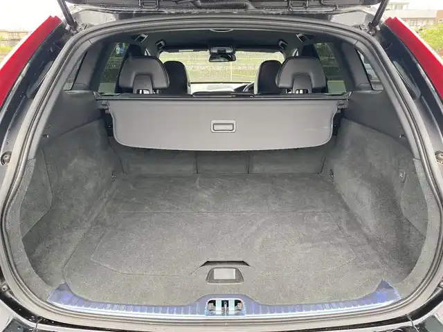 ボルボ ＸＣ６０ T5 Rデザイン 福岡県 2014(平26)年 6.8万km 黒 ・アクティブクルーズコントロール/・純正HDDナビ/USB/AUX/CD/・バックカメラ/・黒革シート/シートヒーター/・社外ETC/・純正20AW/・プッシュスタート/・パーキングアシスト/・スマートキー/・フルフラットシート/・パワーシート/・レーンキープアシスト/・オートライト/・取扱説明書