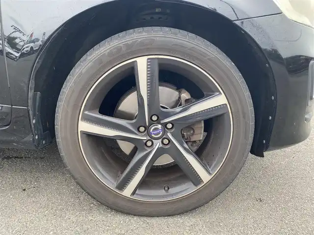 ボルボ ＸＣ６０ T5 Rデザイン 福岡県 2014(平26)年 6.8万km 黒 ・アクティブクルーズコントロール/・純正HDDナビ/USB/AUX/CD/・バックカメラ/・黒革シート/シートヒーター/・社外ETC/・純正20AW/・プッシュスタート/・パーキングアシスト/・スマートキー/・フルフラットシート/・パワーシート/・レーンキープアシスト/・オートライト/・取扱説明書