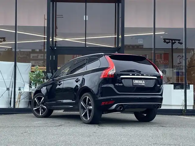 ボルボ ＸＣ６０ T5 Rデザイン 福岡県 2014(平26)年 6.8万km 黒 ・アクティブクルーズコントロール/・純正HDDナビ/USB/AUX/CD/・バックカメラ/・黒革シート/シートヒーター/・社外ETC/・純正20AW/・プッシュスタート/・パーキングアシスト/・スマートキー/・フルフラットシート/・パワーシート/・レーンキープアシスト/・オートライト/・取扱説明書