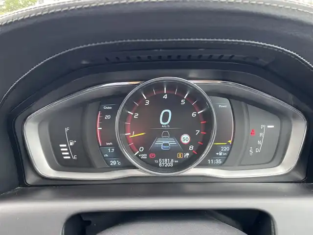 ボルボ ＸＣ６０ T5 Rデザイン 福岡県 2014(平26)年 6.8万km 黒 ・アクティブクルーズコントロール/・純正HDDナビ/USB/AUX/CD/・バックカメラ/・黒革シート/シートヒーター/・社外ETC/・純正20AW/・プッシュスタート/・パーキングアシスト/・スマートキー/・フルフラットシート/・パワーシート/・レーンキープアシスト/・オートライト/・取扱説明書