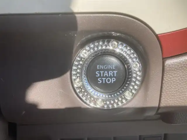 スズキ ラパン ショコラ X 埼玉県 2013(平25)年 9.4万km シャンパンピンクPM (株)IDOMが運営する【じしゃロン鳩ヶ谷店】の自社ローン専用車両になりますこちらは現金またはオートローンご利用時の価格です。自社ローンご希望の方は別途その旨お申付け下さい/登録時93242km/アイドリングストップ/プッシュスタート/CD再生機能付/AM/FM/AUX/ETC/オートライト/純正HIDヘッドライト/革巻きステアリング/革巻きシフトノブ/スマートキー/ダブルエアバッグ/盗難防止装置/デジタルインナーミラー/前方ドライブレコーダー/ベンチシート/ドアバイザー