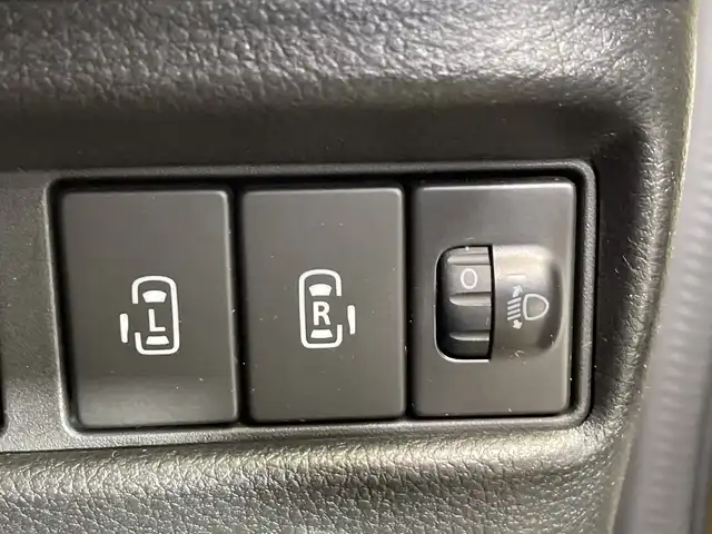 スズキ スペーシア HYBRID X 栃木県 2023(令5)年 0.4万km シフォンアイボリーM デュアルセンサーブレーキサポート2/コーナーセンサー/両側パワースライドドア/シートヒーター/禁煙車/オートライト/横滑り防止装置/スマートキー/プッシュスタート/アイドリングストップ/電動格納ミラー/社外フロアマット