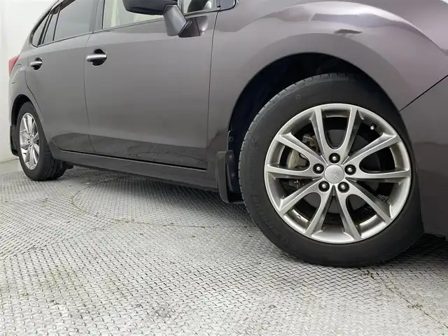 スバル インプレッサ スポーツ 2．0i アイサイト アイボリー 道央・札幌 2013(平25)年 4.3万km ディープチェリーパール ・４ＷＤ/・アイサイト/・社外ナビ/・バックカメラ/・Ｂｌｕｅｔｏｏｔｈ／ＣＤ／ＤＶＤ/・純正ドライブレコーダー/・アイドリングストップ/・アダプティブクルーズコントロール/・レーンキープアシスト/・オートマチックハイビーム/・オートエアコン/・ＥＴＣ/・プッシュスタート/・横滑り防止/・パワーステアリング/・パワーウィンドウ/・パワーシート/・HIDヘッドライト/・社外フロアマット/・純正アルミホイール