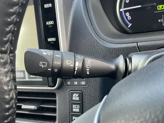 トヨタ エスクァイア ハイブリッド Xi 佐賀県 2017(平29)年 4.8万km スパークリングブラックパールクリスタルシャイン トヨタセーフティセンスC/・プリクラッシュセーフティ/・レーンディパーチャーアラート/・オートマチックハイビーム/純正10インチSDナビ/・バックカメラ/・フルセグTV/BT/CD/DVD/TVキャンセラー/純正フリップダウンモニター/社外ドラレコ(SDなし)/両側パワースライドドア/純正15インチAW/LEDヘッドライト/シートヒーター/プッシュスタート/革巻きステアリング/ETC2.0/スペアキー×2/取扱説明書/保証書