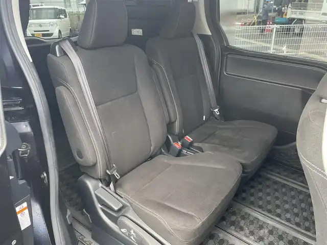 トヨタ エスクァイア ハイブリッド Xi 佐賀県 2017(平29)年 4.8万km スパークリングブラックパールクリスタルシャイン トヨタセーフティセンスC/・プリクラッシュセーフティ/・レーンディパーチャーアラート/・オートマチックハイビーム/純正10インチSDナビ/・バックカメラ/・フルセグTV/BT/CD/DVD/TVキャンセラー/純正フリップダウンモニター/社外ドラレコ(SDなし)/両側パワースライドドア/純正15インチAW/LEDヘッドライト/シートヒーター/プッシュスタート/革巻きステアリング/ETC2.0/スペアキー×2/取扱説明書/保証書