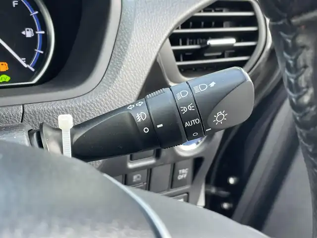 トヨタ エスクァイア ハイブリッド Xi 佐賀県 2017(平29)年 4.8万km スパークリングブラックパールクリスタルシャイン トヨタセーフティセンスC/・プリクラッシュセーフティ/・レーンディパーチャーアラート/・オートマチックハイビーム/純正10インチSDナビ/・バックカメラ/・フルセグTV/BT/CD/DVD/TVキャンセラー/純正フリップダウンモニター/社外ドラレコ(SDなし)/両側パワースライドドア/純正15インチAW/LEDヘッドライト/シートヒーター/プッシュスタート/革巻きステアリング/ETC2.0/スペアキー×2/取扱説明書/保証書