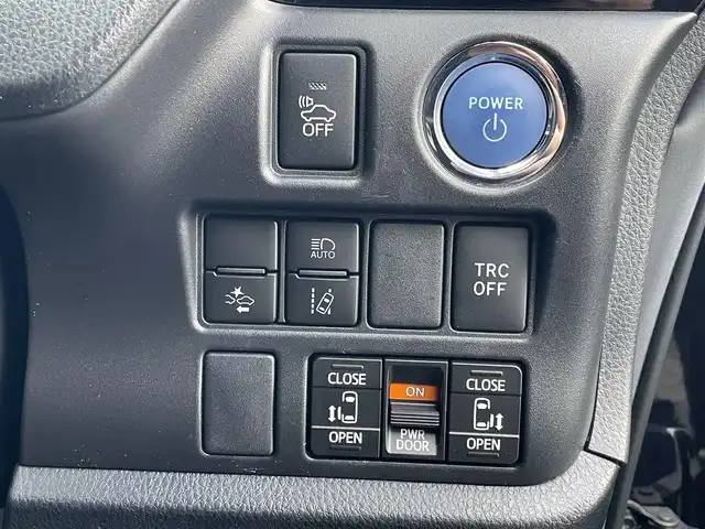 トヨタ エスクァイア ハイブリッド Xi 佐賀県 2017(平29)年 4.8万km スパークリングブラックパールクリスタルシャイン トヨタセーフティセンスC/・プリクラッシュセーフティ/・レーンディパーチャーアラート/・オートマチックハイビーム/純正10インチSDナビ/・バックカメラ/・フルセグTV/BT/CD/DVD/TVキャンセラー/純正フリップダウンモニター/社外ドラレコ(SDなし)/両側パワースライドドア/純正15インチAW/LEDヘッドライト/シートヒーター/プッシュスタート/革巻きステアリング/ETC2.0/スペアキー×2/取扱説明書/保証書