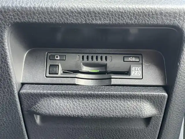 トヨタ エスクァイア ハイブリッド Xi 佐賀県 2017(平29)年 4.8万km スパークリングブラックパールクリスタルシャイン トヨタセーフティセンスC/・プリクラッシュセーフティ/・レーンディパーチャーアラート/・オートマチックハイビーム/純正10インチSDナビ/・バックカメラ/・フルセグTV/BT/CD/DVD/TVキャンセラー/純正フリップダウンモニター/社外ドラレコ(SDなし)/両側パワースライドドア/純正15インチAW/LEDヘッドライト/シートヒーター/プッシュスタート/革巻きステアリング/ETC2.0/スペアキー×2/取扱説明書/保証書