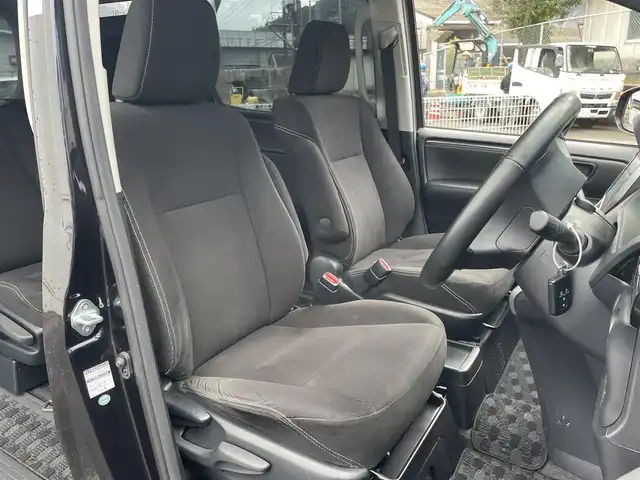 トヨタ エスクァイア ハイブリッド Xi 佐賀県 2017(平29)年 4.8万km スパークリングブラックパールクリスタルシャイン トヨタセーフティセンスC/・プリクラッシュセーフティ/・レーンディパーチャーアラート/・オートマチックハイビーム/純正10インチSDナビ/・バックカメラ/・フルセグTV/BT/CD/DVD/TVキャンセラー/純正フリップダウンモニター/社外ドラレコ(SDなし)/両側パワースライドドア/純正15インチAW/LEDヘッドライト/シートヒーター/プッシュスタート/革巻きステアリング/ETC2.0/スペアキー×2/取扱説明書/保証書