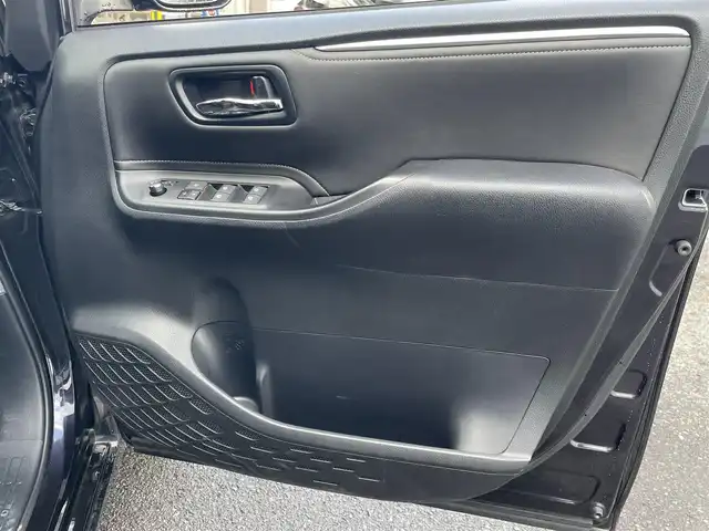 トヨタ エスクァイア ハイブリッド Xi 佐賀県 2017(平29)年 4.8万km スパークリングブラックパールクリスタルシャイン トヨタセーフティセンスC/・プリクラッシュセーフティ/・レーンディパーチャーアラート/・オートマチックハイビーム/純正10インチSDナビ/・バックカメラ/・フルセグTV/BT/CD/DVD/TVキャンセラー/純正フリップダウンモニター/社外ドラレコ(SDなし)/両側パワースライドドア/純正15インチAW/LEDヘッドライト/シートヒーター/プッシュスタート/革巻きステアリング/ETC2.0/スペアキー×2/取扱説明書/保証書