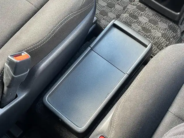 トヨタ エスクァイア ハイブリッド Xi 佐賀県 2017(平29)年 4.8万km スパークリングブラックパールクリスタルシャイン トヨタセーフティセンスC/・プリクラッシュセーフティ/・レーンディパーチャーアラート/・オートマチックハイビーム/純正10インチSDナビ/・バックカメラ/・フルセグTV/BT/CD/DVD/TVキャンセラー/純正フリップダウンモニター/社外ドラレコ(SDなし)/両側パワースライドドア/純正15インチAW/LEDヘッドライト/シートヒーター/プッシュスタート/革巻きステアリング/ETC2.0/スペアキー×2/取扱説明書/保証書