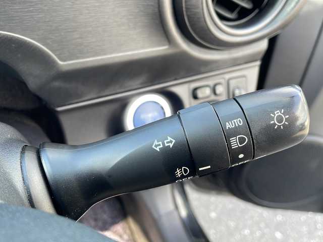 トヨタ アクア S 岩手県 2014(平26)年 7.1万km ブラックマイカ 純正SDナビ/AM/FM/CD/DVD/Bluetooth/フルセグTV/バックカメラ/ETC/衝突被害軽減ブレーキ/横滑り防止装置/オートライト/オートハイビーム/LEDヘッドライト/スマートキー/プッシュスタート/電動格納ミラー/純正フロアマット/純正ドアバイザー/保証書