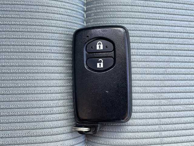 トヨタ アクア S 岩手県 2014(平26)年 7.1万km ブラックマイカ 純正SDナビ/AM/FM/CD/DVD/Bluetooth/フルセグTV/バックカメラ/ETC/衝突被害軽減ブレーキ/横滑り防止装置/オートライト/オートハイビーム/LEDヘッドライト/スマートキー/プッシュスタート/電動格納ミラー/純正フロアマット/純正ドアバイザー/保証書