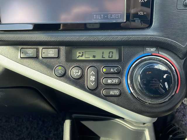 トヨタ アクア S 岩手県 2014(平26)年 7.1万km ブラックマイカ 純正SDナビ/AM/FM/CD/DVD/Bluetooth/フルセグTV/バックカメラ/ETC/衝突被害軽減ブレーキ/横滑り防止装置/オートライト/オートハイビーム/LEDヘッドライト/スマートキー/プッシュスタート/電動格納ミラー/純正フロアマット/純正ドアバイザー/保証書