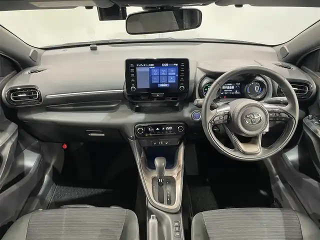 トヨタ ヤリス ハイブリッド Z 愛知県 2023(令5)年 2万km シルバーメタリック 純正８インチナビ　/（AM/FM/Bluetooth/USB/Miracast/スマホ連携/フルセグTV）/トヨタセーフティセンス　/　　-プリクラッシュセーフティ/　　-レーントレーニングアシスト/　　-レーダークルーズコントロール/　　-オートマチックハイビーム/　　-ロードサインアシスト/先行車発進告知/三眼ＬＥＤヘッドライト　/シートヒーター　/ビルトインＥＴＣ２．０　/バックカメラ　/前後ドライブレコーダー　/ブラインドスポットモニター　/ステアリングシーター　/クリアランスソナー/純正フロアマット　/プッシュスタート/　　-スマートキー