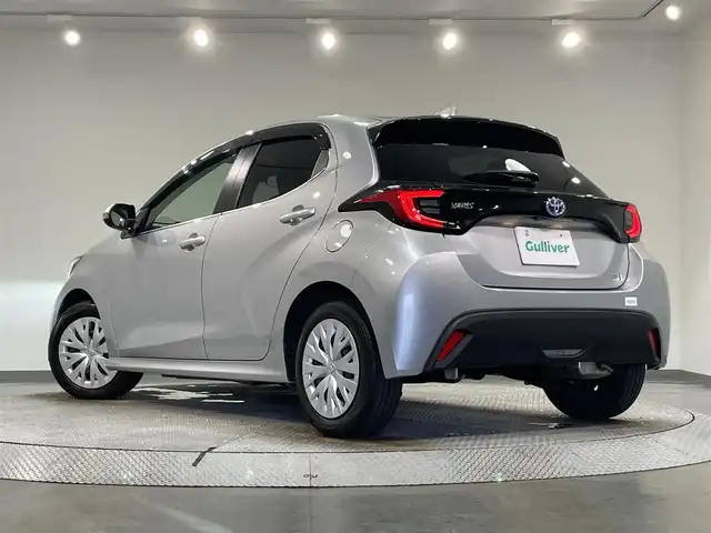 トヨタ ヤリス ハイブリッド Z 愛知県 2023(令5)年 2万km シルバーメタリック 純正８インチナビ　/（AM/FM/Bluetooth/USB/Miracast/スマホ連携/フルセグTV）/トヨタセーフティセンス　/　　-プリクラッシュセーフティ/　　-レーントレーニングアシスト/　　-レーダークルーズコントロール/　　-オートマチックハイビーム/　　-ロードサインアシスト/先行車発進告知/三眼ＬＥＤヘッドライト　/シートヒーター　/ビルトインＥＴＣ２．０　/バックカメラ　/前後ドライブレコーダー　/ブラインドスポットモニター　/ステアリングシーター　/クリアランスソナー/純正フロアマット　/プッシュスタート/　　-スマートキー