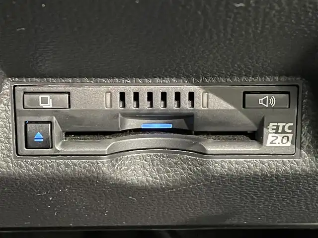 トヨタ ヤリス ハイブリッド Z 愛知県 2023(令5)年 2万km シルバーメタリック 純正８インチナビ　/（AM/FM/Bluetooth/USB/Miracast/スマホ連携/フルセグTV）/トヨタセーフティセンス　/　　-プリクラッシュセーフティ/　　-レーントレーニングアシスト/　　-レーダークルーズコントロール/　　-オートマチックハイビーム/　　-ロードサインアシスト/先行車発進告知/三眼ＬＥＤヘッドライト　/シートヒーター　/ビルトインＥＴＣ２．０　/バックカメラ　/前後ドライブレコーダー　/ブラインドスポットモニター　/ステアリングシーター　/クリアランスソナー/純正フロアマット　/プッシュスタート/　　-スマートキー