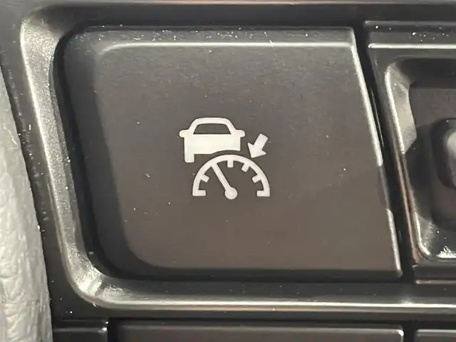 トヨタ ヤリス ハイブリッド Z 愛知県 2023(令5)年 2万km シルバーメタリック 純正８インチナビ　/（AM/FM/Bluetooth/USB/Miracast/スマホ連携/フルセグTV）/トヨタセーフティセンス　/　　-プリクラッシュセーフティ/　　-レーントレーニングアシスト/　　-レーダークルーズコントロール/　　-オートマチックハイビーム/　　-ロードサインアシスト/先行車発進告知/三眼ＬＥＤヘッドライト　/シートヒーター　/ビルトインＥＴＣ２．０　/バックカメラ　/前後ドライブレコーダー　/ブラインドスポットモニター　/ステアリングシーター　/クリアランスソナー/純正フロアマット　/プッシュスタート/　　-スマートキー