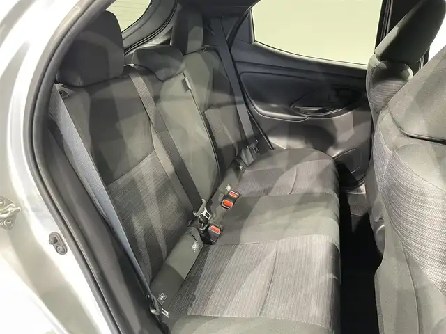 トヨタ ヤリス ハイブリッド Z 愛知県 2023(令5)年 2万km シルバーメタリック 純正８インチナビ　/（AM/FM/Bluetooth/USB/Miracast/スマホ連携/フルセグTV）/トヨタセーフティセンス　/　　-プリクラッシュセーフティ/　　-レーントレーニングアシスト/　　-レーダークルーズコントロール/　　-オートマチックハイビーム/　　-ロードサインアシスト/先行車発進告知/三眼ＬＥＤヘッドライト　/シートヒーター　/ビルトインＥＴＣ２．０　/バックカメラ　/前後ドライブレコーダー　/ブラインドスポットモニター　/ステアリングシーター　/クリアランスソナー/純正フロアマット　/プッシュスタート/　　-スマートキー