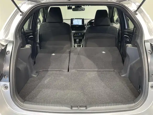 トヨタ ヤリス ハイブリッド Z 愛知県 2023(令5)年 2万km シルバーメタリック 純正８インチナビ　/（AM/FM/Bluetooth/USB/Miracast/スマホ連携/フルセグTV）/トヨタセーフティセンス　/　　-プリクラッシュセーフティ/　　-レーントレーニングアシスト/　　-レーダークルーズコントロール/　　-オートマチックハイビーム/　　-ロードサインアシスト/先行車発進告知/三眼ＬＥＤヘッドライト　/シートヒーター　/ビルトインＥＴＣ２．０　/バックカメラ　/前後ドライブレコーダー　/ブラインドスポットモニター　/ステアリングシーター　/クリアランスソナー/純正フロアマット　/プッシュスタート/　　-スマートキー