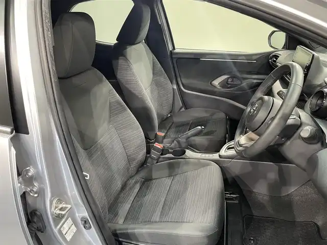 トヨタ ヤリス ハイブリッド Z 愛知県 2023(令5)年 2万km シルバーメタリック 純正８インチナビ　/（AM/FM/Bluetooth/USB/Miracast/スマホ連携/フルセグTV）/トヨタセーフティセンス　/　　-プリクラッシュセーフティ/　　-レーントレーニングアシスト/　　-レーダークルーズコントロール/　　-オートマチックハイビーム/　　-ロードサインアシスト/先行車発進告知/三眼ＬＥＤヘッドライト　/シートヒーター　/ビルトインＥＴＣ２．０　/バックカメラ　/前後ドライブレコーダー　/ブラインドスポットモニター　/ステアリングシーター　/クリアランスソナー/純正フロアマット　/プッシュスタート/　　-スマートキー