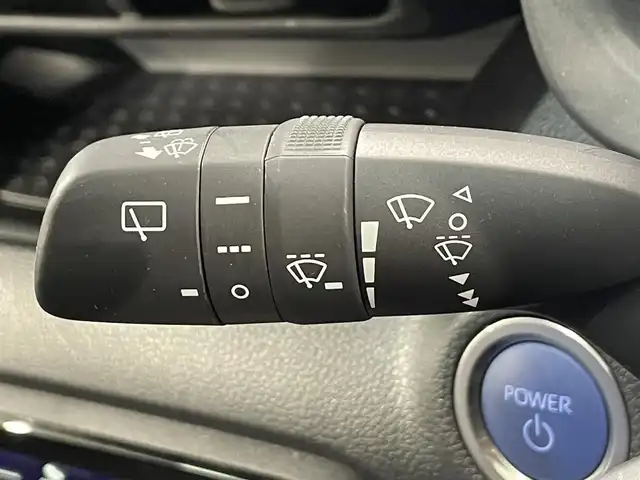 トヨタ ヤリス ハイブリッド Z 愛知県 2023(令5)年 2万km シルバーメタリック 純正８インチナビ　/（AM/FM/Bluetooth/USB/Miracast/スマホ連携/フルセグTV）/トヨタセーフティセンス　/　　-プリクラッシュセーフティ/　　-レーントレーニングアシスト/　　-レーダークルーズコントロール/　　-オートマチックハイビーム/　　-ロードサインアシスト/先行車発進告知/三眼ＬＥＤヘッドライト　/シートヒーター　/ビルトインＥＴＣ２．０　/バックカメラ　/前後ドライブレコーダー　/ブラインドスポットモニター　/ステアリングシーター　/クリアランスソナー/純正フロアマット　/プッシュスタート/　　-スマートキー