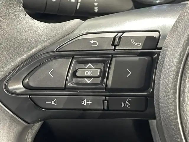 トヨタ ヤリス ハイブリッド Z 愛知県 2023(令5)年 2万km シルバーメタリック 純正８インチナビ　/（AM/FM/Bluetooth/USB/Miracast/スマホ連携/フルセグTV）/トヨタセーフティセンス　/　　-プリクラッシュセーフティ/　　-レーントレーニングアシスト/　　-レーダークルーズコントロール/　　-オートマチックハイビーム/　　-ロードサインアシスト/先行車発進告知/三眼ＬＥＤヘッドライト　/シートヒーター　/ビルトインＥＴＣ２．０　/バックカメラ　/前後ドライブレコーダー　/ブラインドスポットモニター　/ステアリングシーター　/クリアランスソナー/純正フロアマット　/プッシュスタート/　　-スマートキー