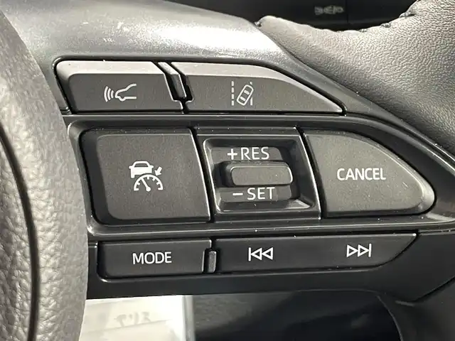 トヨタ ヤリス ハイブリッド Z 愛知県 2023(令5)年 2万km シルバーメタリック 純正８インチナビ　/（AM/FM/Bluetooth/USB/Miracast/スマホ連携/フルセグTV）/トヨタセーフティセンス　/　　-プリクラッシュセーフティ/　　-レーントレーニングアシスト/　　-レーダークルーズコントロール/　　-オートマチックハイビーム/　　-ロードサインアシスト/先行車発進告知/三眼ＬＥＤヘッドライト　/シートヒーター　/ビルトインＥＴＣ２．０　/バックカメラ　/前後ドライブレコーダー　/ブラインドスポットモニター　/ステアリングシーター　/クリアランスソナー/純正フロアマット　/プッシュスタート/　　-スマートキー