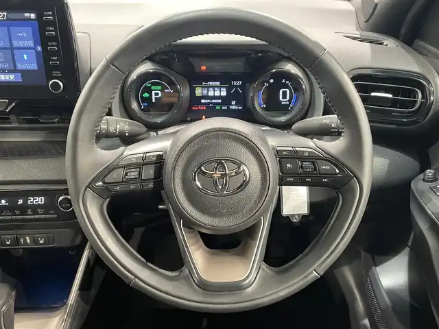 トヨタ ヤリス ハイブリッド Z 愛知県 2023(令5)年 2万km シルバーメタリック 純正８インチナビ　/（AM/FM/Bluetooth/USB/Miracast/スマホ連携/フルセグTV）/トヨタセーフティセンス　/　　-プリクラッシュセーフティ/　　-レーントレーニングアシスト/　　-レーダークルーズコントロール/　　-オートマチックハイビーム/　　-ロードサインアシスト/先行車発進告知/三眼ＬＥＤヘッドライト　/シートヒーター　/ビルトインＥＴＣ２．０　/バックカメラ　/前後ドライブレコーダー　/ブラインドスポットモニター　/ステアリングシーター　/クリアランスソナー/純正フロアマット　/プッシュスタート/　　-スマートキー