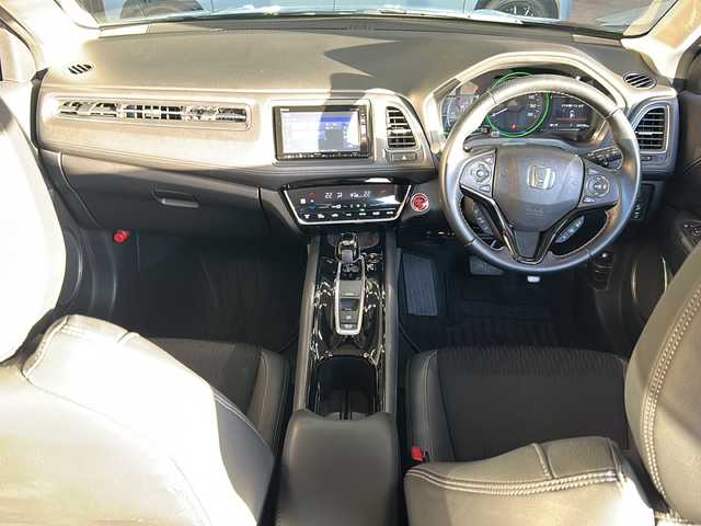 ホンダ ヴェゼル ハイブリッド Z ホンダセンシング 静岡県 2018(平30)年 4万km ミッドナイトブルービームM 純正ナビ/・CD/DVD/・Bluetooth/・フルセグTV/・FM/AM/・SD/ホンダセンシング/●衝突軽減ブレーキ〈CMBS〉/●誤発進抑制機能/●歩行者事故低減ステアリング/●路外逸脱抑制機能/●ACC〈アダプティブ・クルーズ・コントロール〉/●LKAS〈車線維持支援システム〉/●先行車発進お知らせ機能/●標識認識機能/主要装備/・バックカメラ/・運転席＋助手席シートヒーター/・運転席＋助手席パワーシート/・ビルトインＥＴＣ/・サイドカーテンエアバッグ/・クリアランスソナー/・デジタルインナーミラー/・オートライト/・左右独立温度調整オートエアコン