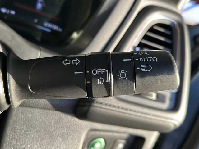 ホンダ ヴェゼル ハイブリッド Z ホンダセンシング 静岡県 2018(平30)年 4万km ミッドナイトブルービームM 純正ナビ/・CD/DVD/・Bluetooth/・フルセグTV/・FM/AM/・SD/ホンダセンシング/●衝突軽減ブレーキ〈CMBS〉/●誤発進抑制機能/●歩行者事故低減ステアリング/●路外逸脱抑制機能/●ACC〈アダプティブ・クルーズ・コントロール〉/●LKAS〈車線維持支援システム〉/●先行車発進お知らせ機能/●標識認識機能/主要装備/・バックカメラ/・運転席＋助手席シートヒーター/・運転席＋助手席パワーシート/・ビルトインＥＴＣ/・サイドカーテンエアバッグ/・クリアランスソナー/・デジタルインナーミラー/・オートライト/・左右独立温度調整オートエアコン