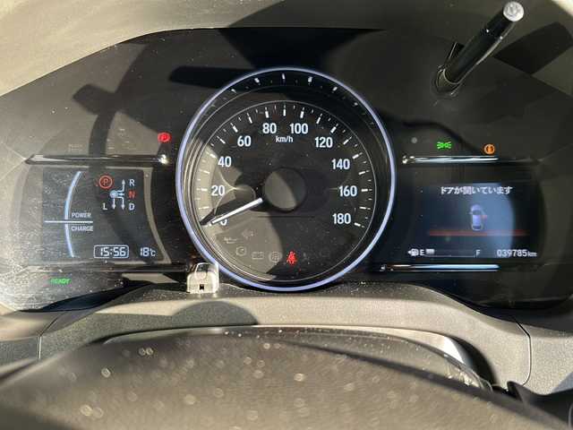 ホンダ ヴェゼル ハイブリッド Z ホンダセンシング 静岡県 2018(平30)年 4万km ミッドナイトブルービームM 純正ナビ/・CD/DVD/・Bluetooth/・フルセグTV/・FM/AM/・SD/ホンダセンシング/●衝突軽減ブレーキ〈CMBS〉/●誤発進抑制機能/●歩行者事故低減ステアリング/●路外逸脱抑制機能/●ACC〈アダプティブ・クルーズ・コントロール〉/●LKAS〈車線維持支援システム〉/●先行車発進お知らせ機能/●標識認識機能/主要装備/・バックカメラ/・運転席＋助手席シートヒーター/・運転席＋助手席パワーシート/・ビルトインＥＴＣ/・サイドカーテンエアバッグ/・クリアランスソナー/・デジタルインナーミラー/・オートライト/・左右独立温度調整オートエアコン