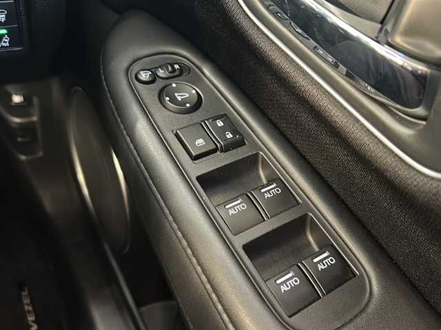 ホンダ ヴェゼル ハイブリッド Z ホンダセンシング 静岡県 2018(平30)年 4万km ミッドナイトブルービームM 純正ナビ/・CD/DVD/・Bluetooth/・フルセグTV/・FM/AM/・SD/ホンダセンシング/●衝突軽減ブレーキ〈CMBS〉/●誤発進抑制機能/●歩行者事故低減ステアリング/●路外逸脱抑制機能/●ACC〈アダプティブ・クルーズ・コントロール〉/●LKAS〈車線維持支援システム〉/●先行車発進お知らせ機能/●標識認識機能/主要装備/・バックカメラ/・運転席＋助手席シートヒーター/・運転席＋助手席パワーシート/・ビルトインＥＴＣ/・サイドカーテンエアバッグ/・クリアランスソナー/・デジタルインナーミラー/・オートライト/・左右独立温度調整オートエアコン