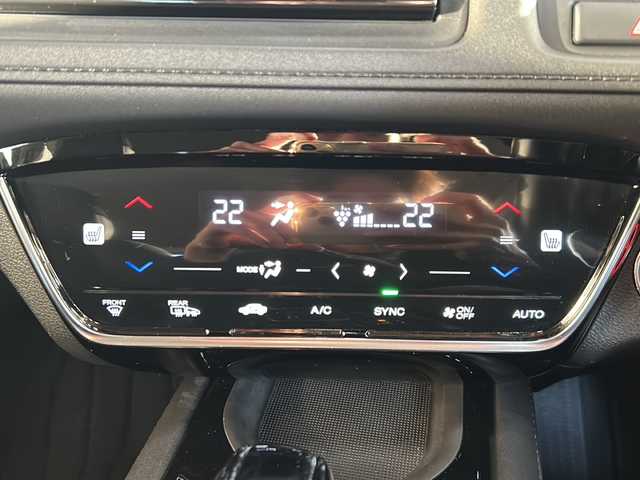 ホンダ ヴェゼル ハイブリッド Z ホンダセンシング 静岡県 2018(平30)年 4万km ミッドナイトブルービームM 純正ナビ/・CD/DVD/・Bluetooth/・フルセグTV/・FM/AM/・SD/ホンダセンシング/●衝突軽減ブレーキ〈CMBS〉/●誤発進抑制機能/●歩行者事故低減ステアリング/●路外逸脱抑制機能/●ACC〈アダプティブ・クルーズ・コントロール〉/●LKAS〈車線維持支援システム〉/●先行車発進お知らせ機能/●標識認識機能/主要装備/・バックカメラ/・運転席＋助手席シートヒーター/・運転席＋助手席パワーシート/・ビルトインＥＴＣ/・サイドカーテンエアバッグ/・クリアランスソナー/・デジタルインナーミラー/・オートライト/・左右独立温度調整オートエアコン