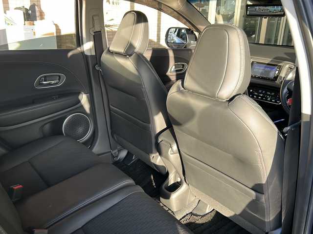 ホンダ ヴェゼル ハイブリッド Z ホンダセンシング 静岡県 2018(平30)年 4万km ミッドナイトブルービームM 純正ナビ/・CD/DVD/・Bluetooth/・フルセグTV/・FM/AM/・SD/ホンダセンシング/●衝突軽減ブレーキ〈CMBS〉/●誤発進抑制機能/●歩行者事故低減ステアリング/●路外逸脱抑制機能/●ACC〈アダプティブ・クルーズ・コントロール〉/●LKAS〈車線維持支援システム〉/●先行車発進お知らせ機能/●標識認識機能/主要装備/・バックカメラ/・運転席＋助手席シートヒーター/・運転席＋助手席パワーシート/・ビルトインＥＴＣ/・サイドカーテンエアバッグ/・クリアランスソナー/・デジタルインナーミラー/・オートライト/・左右独立温度調整オートエアコン