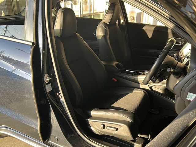 ホンダ ヴェゼル ハイブリッド Z ホンダセンシング 静岡県 2018(平30)年 4万km ミッドナイトブルービームM 純正ナビ/・CD/DVD/・Bluetooth/・フルセグTV/・FM/AM/・SD/ホンダセンシング/●衝突軽減ブレーキ〈CMBS〉/●誤発進抑制機能/●歩行者事故低減ステアリング/●路外逸脱抑制機能/●ACC〈アダプティブ・クルーズ・コントロール〉/●LKAS〈車線維持支援システム〉/●先行車発進お知らせ機能/●標識認識機能/主要装備/・バックカメラ/・運転席＋助手席シートヒーター/・運転席＋助手席パワーシート/・ビルトインＥＴＣ/・サイドカーテンエアバッグ/・クリアランスソナー/・デジタルインナーミラー/・オートライト/・左右独立温度調整オートエアコン