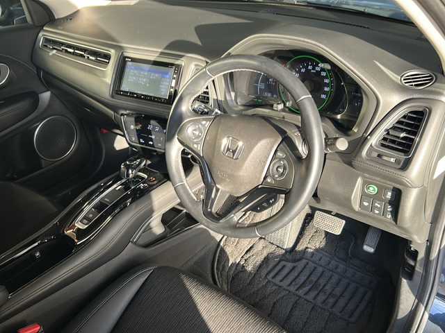 ホンダ ヴェゼル ハイブリッド Z ホンダセンシング 静岡県 2018(平30)年 4万km ミッドナイトブルービームM 純正ナビ/・CD/DVD/・Bluetooth/・フルセグTV/・FM/AM/・SD/ホンダセンシング/●衝突軽減ブレーキ〈CMBS〉/●誤発進抑制機能/●歩行者事故低減ステアリング/●路外逸脱抑制機能/●ACC〈アダプティブ・クルーズ・コントロール〉/●LKAS〈車線維持支援システム〉/●先行車発進お知らせ機能/●標識認識機能/主要装備/・バックカメラ/・運転席＋助手席シートヒーター/・運転席＋助手席パワーシート/・ビルトインＥＴＣ/・サイドカーテンエアバッグ/・クリアランスソナー/・デジタルインナーミラー/・オートライト/・左右独立温度調整オートエアコン