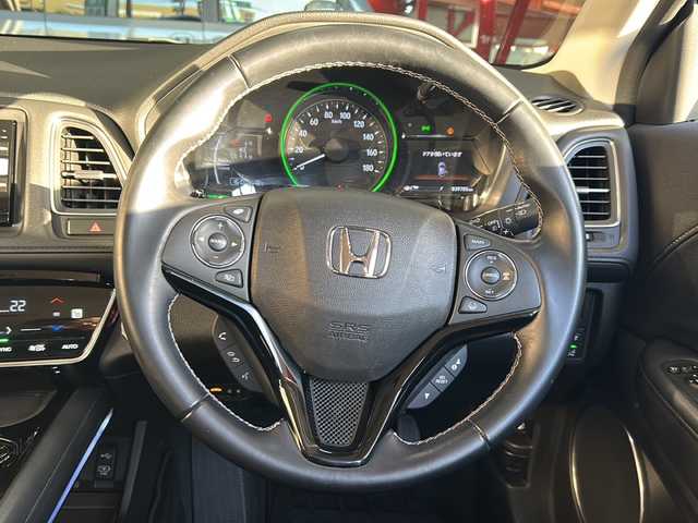 ホンダ ヴェゼル ハイブリッド Z ホンダセンシング 静岡県 2018(平30)年 4万km ミッドナイトブルービームM 純正ナビ/・CD/DVD/・Bluetooth/・フルセグTV/・FM/AM/・SD/ホンダセンシング/●衝突軽減ブレーキ〈CMBS〉/●誤発進抑制機能/●歩行者事故低減ステアリング/●路外逸脱抑制機能/●ACC〈アダプティブ・クルーズ・コントロール〉/●LKAS〈車線維持支援システム〉/●先行車発進お知らせ機能/●標識認識機能/主要装備/・バックカメラ/・運転席＋助手席シートヒーター/・運転席＋助手席パワーシート/・ビルトインＥＴＣ/・サイドカーテンエアバッグ/・クリアランスソナー/・デジタルインナーミラー/・オートライト/・左右独立温度調整オートエアコン