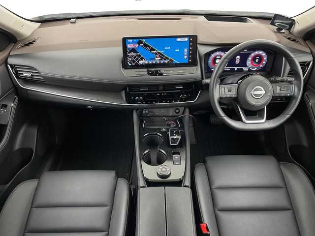 日産 エクストレイル G e－4ORCE 鹿児島県 2022(令4)年 1.4万km ブリリアントホワイトパール/スーパーブラック 2トーン 純正12.3インチディスプレイオーディオ/（AM/FM/フルセグ/Bluetooth/USB）/BOSEサウンド/パノラミックガラスルーフ/ビルトインETC2.0/アラウンドビューモニター/バックカメラ/踏み間違い防止アシスト/ブレーキアシスト/プリクラッシュブレーキアシスト/ヒルスタート（坂道発進）アシスト/前方衝突防止支援システム/後側方衝突防止支援システム/TCS（トラクションコントロールシステム）/VDC（ビークルダイナミクスコントロール）/レーンキープアシスト/車間自動制御システム/ASCD（オートスピードコントロール装置）/ABS（アンチロックブレーキシステム）/インテリジェントパーキングアシスト/サイドブラインドモニター/コーナー・バックセンサー（ソナー）/標識検知機能/運転席・助手席シートヒーター/電動格納ミラー/電子パーキング/ブレーキホールド/ステアリングスイッチ/ステアリングヒーター/オートライト/LEDヘッドライト/フロントフォグ/オートエアコン/プッシュスタート/スマートキー/純正フロアマット