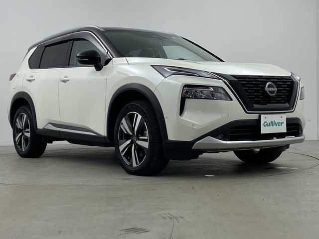 日産 エクストレイル G e－4ORCE 鹿児島県 2022(令4)年 1.4万km ブリリアントホワイトパール/スーパーブラック 2トーン 純正12.3インチディスプレイオーディオ/（AM/FM/フルセグ/Bluetooth/USB）/BOSEサウンド/パノラミックガラスルーフ/ビルトインETC2.0/アラウンドビューモニター/バックカメラ/踏み間違い防止アシスト/ブレーキアシスト/プリクラッシュブレーキアシスト/ヒルスタート（坂道発進）アシスト/前方衝突防止支援システム/後側方衝突防止支援システム/TCS（トラクションコントロールシステム）/VDC（ビークルダイナミクスコントロール）/レーンキープアシスト/車間自動制御システム/ASCD（オートスピードコントロール装置）/ABS（アンチロックブレーキシステム）/インテリジェントパーキングアシスト/サイドブラインドモニター/コーナー・バックセンサー（ソナー）/標識検知機能/運転席・助手席シートヒーター/電動格納ミラー/電子パーキング/ブレーキホールド/ステアリングスイッチ/ステアリングヒーター/オートライト/LEDヘッドライト/フロントフォグ/オートエアコン/プッシュスタート/スマートキー/純正フロアマット