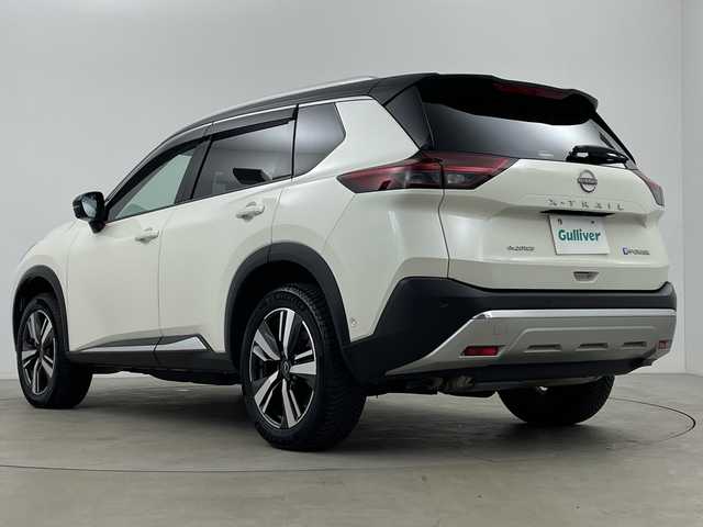 日産 エクストレイル G e－4ORCE 鹿児島県 2022(令4)年 1.4万km ブリリアントホワイトパール/スーパーブラック 2トーン 純正12.3インチディスプレイオーディオ/（AM/FM/フルセグ/Bluetooth/USB）/BOSEサウンド/パノラミックガラスルーフ/ビルトインETC2.0/アラウンドビューモニター/バックカメラ/踏み間違い防止アシスト/ブレーキアシスト/プリクラッシュブレーキアシスト/ヒルスタート（坂道発進）アシスト/前方衝突防止支援システム/後側方衝突防止支援システム/TCS（トラクションコントロールシステム）/VDC（ビークルダイナミクスコントロール）/レーンキープアシスト/車間自動制御システム/ASCD（オートスピードコントロール装置）/ABS（アンチロックブレーキシステム）/インテリジェントパーキングアシスト/サイドブラインドモニター/コーナー・バックセンサー（ソナー）/標識検知機能/運転席・助手席シートヒーター/電動格納ミラー/電子パーキング/ブレーキホールド/ステアリングスイッチ/ステアリングヒーター/オートライト/LEDヘッドライト/フロントフォグ/オートエアコン/プッシュスタート/スマートキー/純正フロアマット