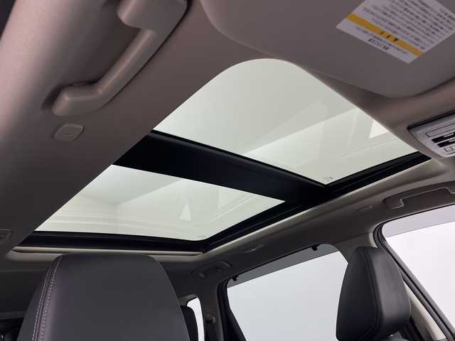 日産 エクストレイル G e－4ORCE 鹿児島県 2022(令4)年 1.4万km ブリリアントホワイトパール/スーパーブラック 2トーン 純正12.3インチディスプレイオーディオ/（AM/FM/フルセグ/Bluetooth/USB）/BOSEサウンド/パノラミックガラスルーフ/ビルトインETC2.0/アラウンドビューモニター/バックカメラ/踏み間違い防止アシスト/ブレーキアシスト/プリクラッシュブレーキアシスト/ヒルスタート（坂道発進）アシスト/前方衝突防止支援システム/後側方衝突防止支援システム/TCS（トラクションコントロールシステム）/VDC（ビークルダイナミクスコントロール）/レーンキープアシスト/車間自動制御システム/ASCD（オートスピードコントロール装置）/ABS（アンチロックブレーキシステム）/インテリジェントパーキングアシスト/サイドブラインドモニター/コーナー・バックセンサー（ソナー）/標識検知機能/運転席・助手席シートヒーター/電動格納ミラー/電子パーキング/ブレーキホールド/ステアリングスイッチ/ステアリングヒーター/オートライト/LEDヘッドライト/フロントフォグ/オートエアコン/プッシュスタート/スマートキー/純正フロアマット