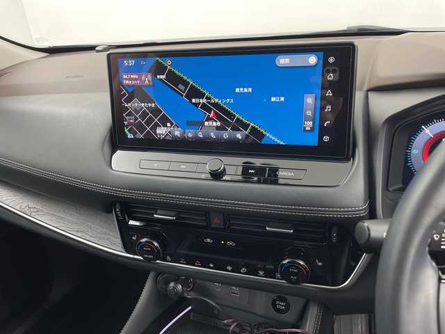 日産 エクストレイル G e－4ORCE 鹿児島県 2022(令4)年 1.4万km ブリリアントホワイトパール/スーパーブラック 2トーン 純正12.3インチディスプレイオーディオ/（AM/FM/フルセグ/Bluetooth/USB）/BOSEサウンド/パノラミックガラスルーフ/ビルトインETC2.0/アラウンドビューモニター/バックカメラ/踏み間違い防止アシスト/ブレーキアシスト/プリクラッシュブレーキアシスト/ヒルスタート（坂道発進）アシスト/前方衝突防止支援システム/後側方衝突防止支援システム/TCS（トラクションコントロールシステム）/VDC（ビークルダイナミクスコントロール）/レーンキープアシスト/車間自動制御システム/ASCD（オートスピードコントロール装置）/ABS（アンチロックブレーキシステム）/インテリジェントパーキングアシスト/サイドブラインドモニター/コーナー・バックセンサー（ソナー）/標識検知機能/運転席・助手席シートヒーター/電動格納ミラー/電子パーキング/ブレーキホールド/ステアリングスイッチ/ステアリングヒーター/オートライト/LEDヘッドライト/フロントフォグ/オートエアコン/プッシュスタート/スマートキー/純正フロアマット