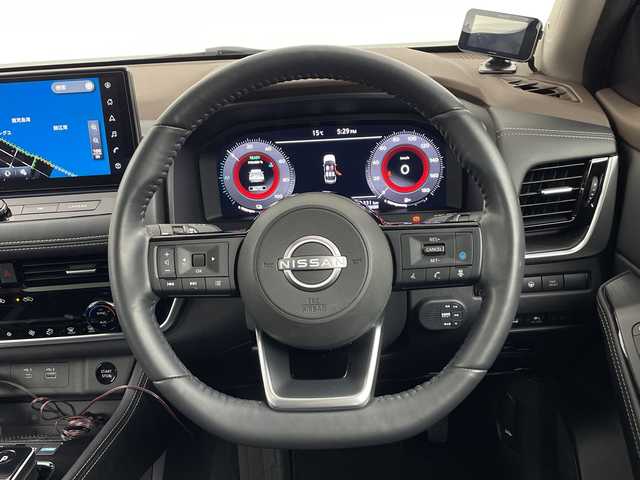 日産 エクストレイル G e－4ORCE 鹿児島県 2022(令4)年 1.4万km ブリリアントホワイトパール/スーパーブラック 2トーン 純正12.3インチディスプレイオーディオ/（AM/FM/フルセグ/Bluetooth/USB）/BOSEサウンド/パノラミックガラスルーフ/ビルトインETC2.0/アラウンドビューモニター/バックカメラ/踏み間違い防止アシスト/ブレーキアシスト/プリクラッシュブレーキアシスト/ヒルスタート（坂道発進）アシスト/前方衝突防止支援システム/後側方衝突防止支援システム/TCS（トラクションコントロールシステム）/VDC（ビークルダイナミクスコントロール）/レーンキープアシスト/車間自動制御システム/ASCD（オートスピードコントロール装置）/ABS（アンチロックブレーキシステム）/インテリジェントパーキングアシスト/サイドブラインドモニター/コーナー・バックセンサー（ソナー）/標識検知機能/運転席・助手席シートヒーター/電動格納ミラー/電子パーキング/ブレーキホールド/ステアリングスイッチ/ステアリングヒーター/オートライト/LEDヘッドライト/フロントフォグ/オートエアコン/プッシュスタート/スマートキー/純正フロアマット