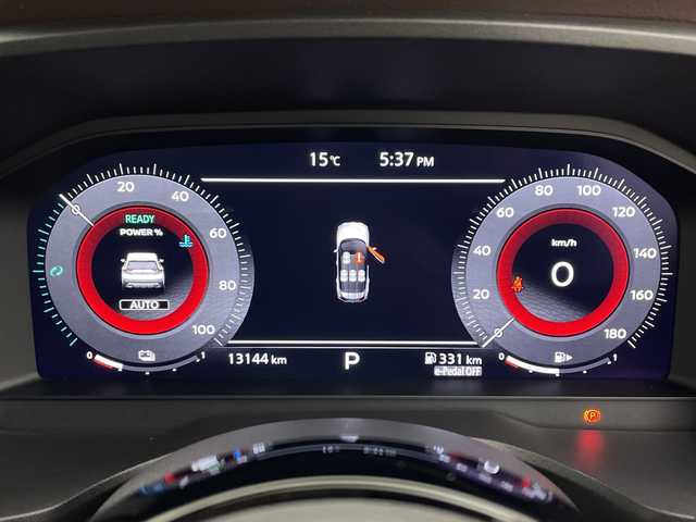 日産 エクストレイル G e－4ORCE 鹿児島県 2022(令4)年 1.4万km ブリリアントホワイトパール/スーパーブラック 2トーン 純正12.3インチディスプレイオーディオ/（AM/FM/フルセグ/Bluetooth/USB）/BOSEサウンド/パノラミックガラスルーフ/ビルトインETC2.0/アラウンドビューモニター/バックカメラ/踏み間違い防止アシスト/ブレーキアシスト/プリクラッシュブレーキアシスト/ヒルスタート（坂道発進）アシスト/前方衝突防止支援システム/後側方衝突防止支援システム/TCS（トラクションコントロールシステム）/VDC（ビークルダイナミクスコントロール）/レーンキープアシスト/車間自動制御システム/ASCD（オートスピードコントロール装置）/ABS（アンチロックブレーキシステム）/インテリジェントパーキングアシスト/サイドブラインドモニター/コーナー・バックセンサー（ソナー）/標識検知機能/運転席・助手席シートヒーター/電動格納ミラー/電子パーキング/ブレーキホールド/ステアリングスイッチ/ステアリングヒーター/オートライト/LEDヘッドライト/フロントフォグ/オートエアコン/プッシュスタート/スマートキー/純正フロアマット