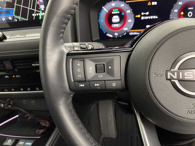 日産 エクストレイル G e－4ORCE 鹿児島県 2022(令4)年 1.4万km ブリリアントホワイトパール/スーパーブラック 2トーン 純正12.3インチディスプレイオーディオ/（AM/FM/フルセグ/Bluetooth/USB）/BOSEサウンド/パノラミックガラスルーフ/ビルトインETC2.0/アラウンドビューモニター/バックカメラ/踏み間違い防止アシスト/ブレーキアシスト/プリクラッシュブレーキアシスト/ヒルスタート（坂道発進）アシスト/前方衝突防止支援システム/後側方衝突防止支援システム/TCS（トラクションコントロールシステム）/VDC（ビークルダイナミクスコントロール）/レーンキープアシスト/車間自動制御システム/ASCD（オートスピードコントロール装置）/ABS（アンチロックブレーキシステム）/インテリジェントパーキングアシスト/サイドブラインドモニター/コーナー・バックセンサー（ソナー）/標識検知機能/運転席・助手席シートヒーター/電動格納ミラー/電子パーキング/ブレーキホールド/ステアリングスイッチ/ステアリングヒーター/オートライト/LEDヘッドライト/フロントフォグ/オートエアコン/プッシュスタート/スマートキー/純正フロアマット