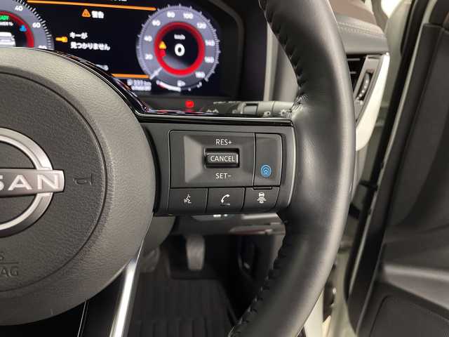 日産 エクストレイル G e－4ORCE 鹿児島県 2022(令4)年 1.4万km ブリリアントホワイトパール/スーパーブラック 2トーン 純正12.3インチディスプレイオーディオ/（AM/FM/フルセグ/Bluetooth/USB）/BOSEサウンド/パノラミックガラスルーフ/ビルトインETC2.0/アラウンドビューモニター/バックカメラ/踏み間違い防止アシスト/ブレーキアシスト/プリクラッシュブレーキアシスト/ヒルスタート（坂道発進）アシスト/前方衝突防止支援システム/後側方衝突防止支援システム/TCS（トラクションコントロールシステム）/VDC（ビークルダイナミクスコントロール）/レーンキープアシスト/車間自動制御システム/ASCD（オートスピードコントロール装置）/ABS（アンチロックブレーキシステム）/インテリジェントパーキングアシスト/サイドブラインドモニター/コーナー・バックセンサー（ソナー）/標識検知機能/運転席・助手席シートヒーター/電動格納ミラー/電子パーキング/ブレーキホールド/ステアリングスイッチ/ステアリングヒーター/オートライト/LEDヘッドライト/フロントフォグ/オートエアコン/プッシュスタート/スマートキー/純正フロアマット