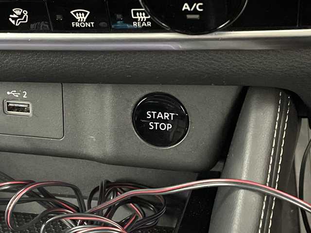 日産 エクストレイル G e－4ORCE 鹿児島県 2022(令4)年 1.4万km ブリリアントホワイトパール/スーパーブラック 2トーン 純正12.3インチディスプレイオーディオ/（AM/FM/フルセグ/Bluetooth/USB）/BOSEサウンド/パノラミックガラスルーフ/ビルトインETC2.0/アラウンドビューモニター/バックカメラ/踏み間違い防止アシスト/ブレーキアシスト/プリクラッシュブレーキアシスト/ヒルスタート（坂道発進）アシスト/前方衝突防止支援システム/後側方衝突防止支援システム/TCS（トラクションコントロールシステム）/VDC（ビークルダイナミクスコントロール）/レーンキープアシスト/車間自動制御システム/ASCD（オートスピードコントロール装置）/ABS（アンチロックブレーキシステム）/インテリジェントパーキングアシスト/サイドブラインドモニター/コーナー・バックセンサー（ソナー）/標識検知機能/運転席・助手席シートヒーター/電動格納ミラー/電子パーキング/ブレーキホールド/ステアリングスイッチ/ステアリングヒーター/オートライト/LEDヘッドライト/フロントフォグ/オートエアコン/プッシュスタート/スマートキー/純正フロアマット