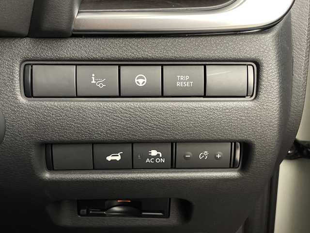 日産 エクストレイル G e－4ORCE 鹿児島県 2022(令4)年 1.4万km ブリリアントホワイトパール/スーパーブラック 2トーン 純正12.3インチディスプレイオーディオ/（AM/FM/フルセグ/Bluetooth/USB）/BOSEサウンド/パノラミックガラスルーフ/ビルトインETC2.0/アラウンドビューモニター/バックカメラ/踏み間違い防止アシスト/ブレーキアシスト/プリクラッシュブレーキアシスト/ヒルスタート（坂道発進）アシスト/前方衝突防止支援システム/後側方衝突防止支援システム/TCS（トラクションコントロールシステム）/VDC（ビークルダイナミクスコントロール）/レーンキープアシスト/車間自動制御システム/ASCD（オートスピードコントロール装置）/ABS（アンチロックブレーキシステム）/インテリジェントパーキングアシスト/サイドブラインドモニター/コーナー・バックセンサー（ソナー）/標識検知機能/運転席・助手席シートヒーター/電動格納ミラー/電子パーキング/ブレーキホールド/ステアリングスイッチ/ステアリングヒーター/オートライト/LEDヘッドライト/フロントフォグ/オートエアコン/プッシュスタート/スマートキー/純正フロアマット